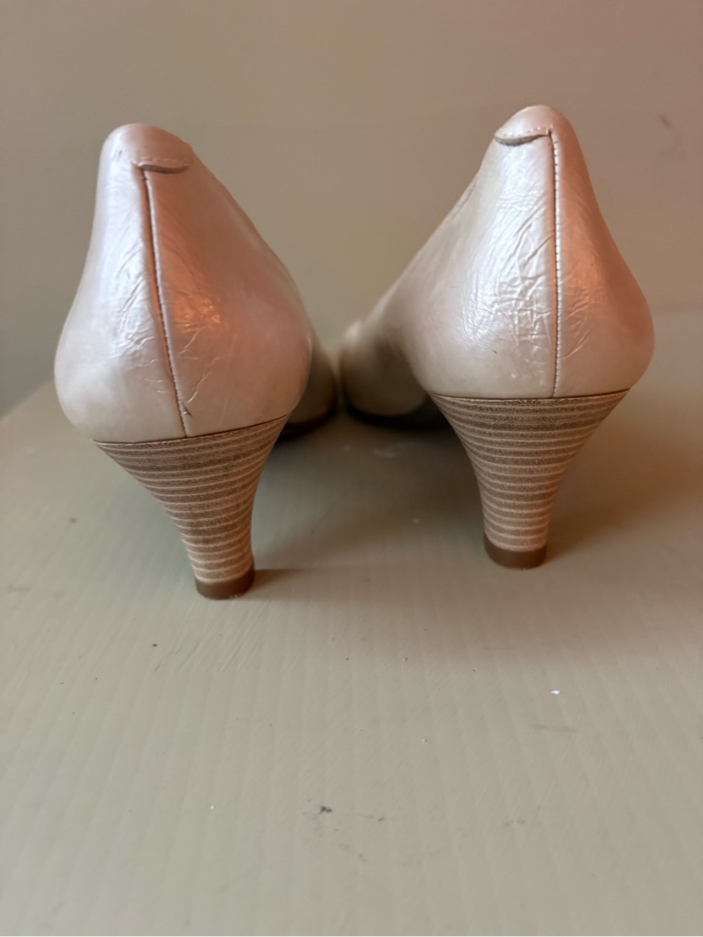 Dorking Women's Low Heel Leather Pumps Pearl sz 39 - Picture 2 of 10